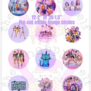 Peut inclure: Une feuille de cercles d'images comestibles prédécoupés avec des graphiques de groupes de K-pop. Les cercles affichent diverses images de groupes de K-pop, un chat bleu et le texte "KPOP DEMON HUNTERS" et "SAJA BOYS". Les cercles sont disponibles en 3,8 cm et 5,1 cm.