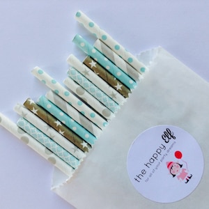 Baby jongen stro verscheidenheid. Baby blue rietjes. Zilveren rietjes. Gouden rietjes. Baby blauw zilver goud rietjes. Babydouche. Het is een jongen decor. Geslacht