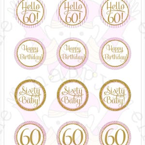 Może przedstawiać: Wstępnie wycięte jadalne obrazy ze złotym tekstem na różowych i białych okręgach. Okręgi zawierają frazy takie jak "Hello 60!", "Happy Birthday!", "Sixty Baby!" oraz liczbę "60". Prawdopodobnie do dekoracji ciast.