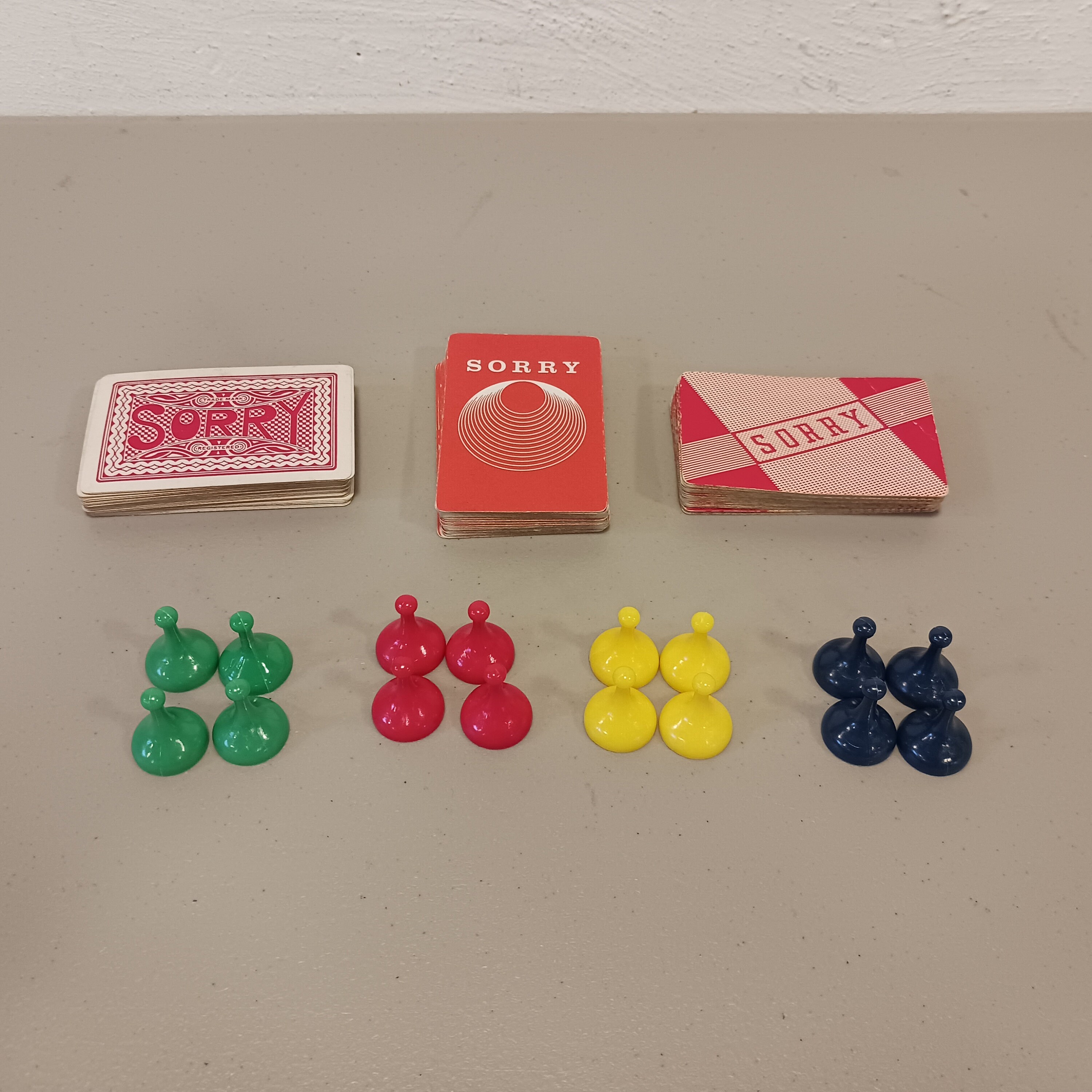 VINTAGE 1972 SORRY Game Replacement Tokens/Pawns/Movers Pieces RED BLUE