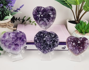 Corazón de cristal de amatista con soporte libre