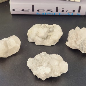 Campione di cristallo di calcite (dodecaedrico) e calcopirite