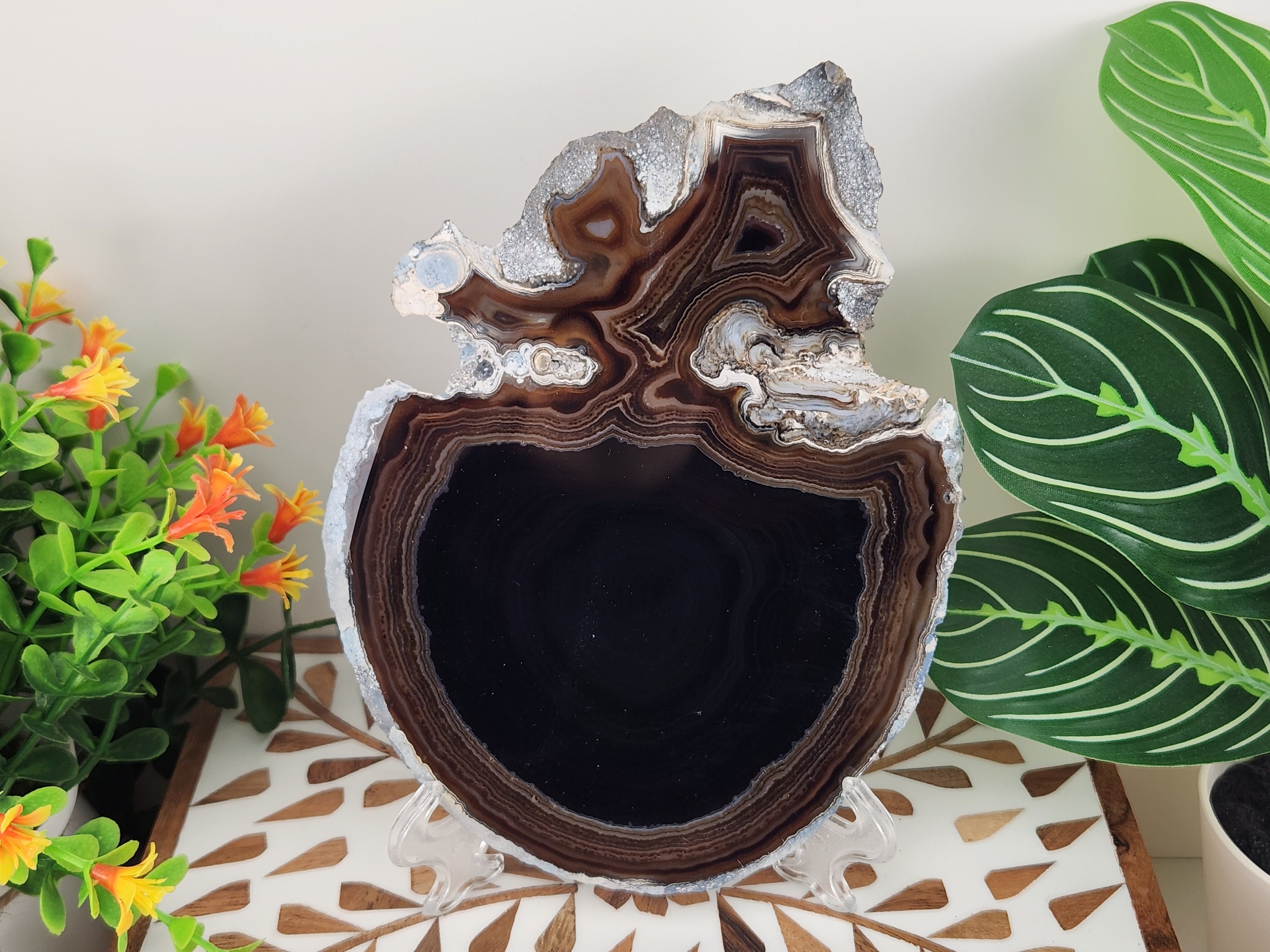 ダークブラウン「ブラック」アゲートスライス、フリースタンド付き