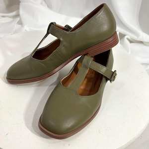 Scarpe Mary Jane vintage in pelle color oliva con cinturino a T / Ballerine Kenley di Franco Sarto / Taglia donna 6