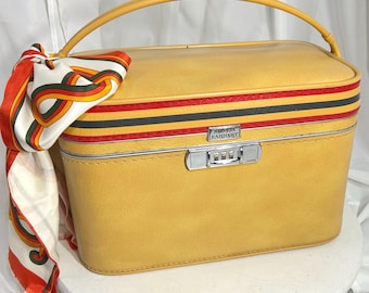 Iconica valigetta da viaggio Amelia Earhart degli anni '60 – Giallo senape e strisce da corsa – Borsa da toilette MCM + sciarpa vintage in omaggio