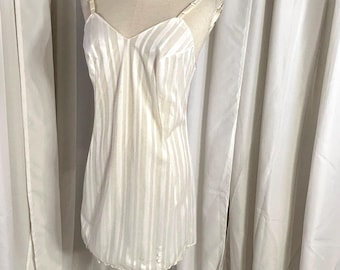 The Romantic: Rare Vintage jaren 60 Vanity Fair wit gestreepte satijnen slipdress | Maat 34 Small | Mini-jurk met geschulpt kant in appliqué