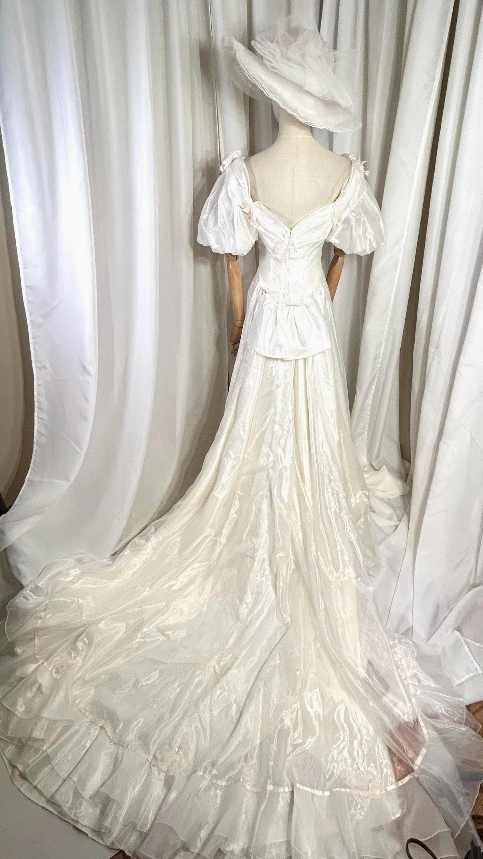 short 80s wedding dress Looking for a unique, short 80's wedding dress like Rita Wilson's... any ideas, or etys/depop shops that might have something similar? : r/ weddingdress