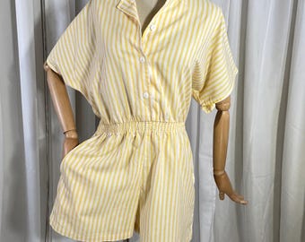 Vintage jaren 70 Sears geel-wit gestreepte romper // Retro boxpakje met knoopsluiting, Peter Pan-kraag en aangesnoerde taille // Small - medium
