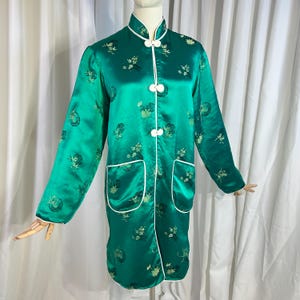 Vintage smaragdgrå sidenjacka från 1960-talet – Royal Tailors Thailand blommig broderi