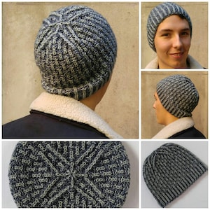 Può includere: Un berretto lavorato a maglia nei toni del blu e del grigio. Il cappello presenta un motivo a coste con un design strutturato. Il cappello è mostrato da più angolazioni, tra cui un primo piano della parte superiore e una vista laterale. Il cappello è realizzato in un materiale morbido e caldo.