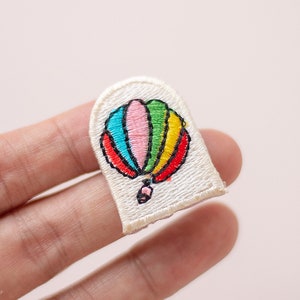 Mini Vintage Hot-Air Balloon Embroidered Iron-On Appliqué Patch / Unused Old Stock Haberdashery Retro Craft Supplies