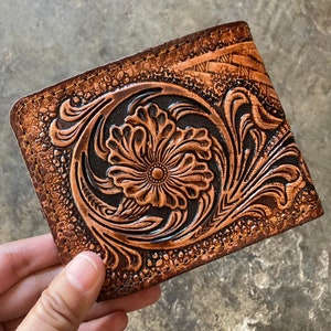 Portefeuille en cuir sculpté fait main Portefeuille floral Western Cowboy à deux volets Portefeuille pour homme Portefeuille en cuir repoussé Cadeau pour lui Cadeau pour homme Cadeau pour papa