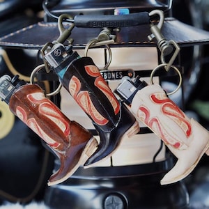 ウエスタンキーホルダー カウボーイブーツキーホルダー 手作業で仕上げたレザーキーホルダー キーフォブ ハンドメイドレザーキーホルダー 彼へのプレゼント 男性へのプレゼント お父さんへのプレゼント