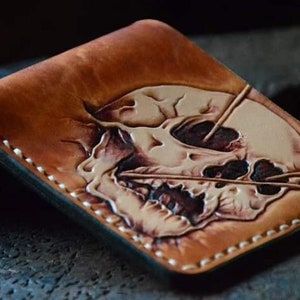 Handgefertigte geschnitzte Lederbrieftasche Schädel Brieftasche Western Cowboy Bifold Herren Brieftasche Punzierte Leder Brieftasche Geschenk für Ihn Geschenk für Männer Geschenk für Papa