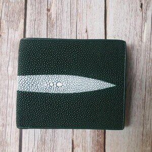 Groene pijlstaartrog portemonnee echte pijlstaartrog huid portemonnee gepolijst pijlstaartrog lederen portemonnee exotische portemonnee tweevoudige portemonnee cadeau voor hem cadeau voor haar