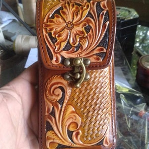 Funda de cuero estilo occidental para teléfono, hecha a mano, tallada, con correa, soporte para teléfono celular, regalo de cuero para él, regalo para hombre, regalo para papá.