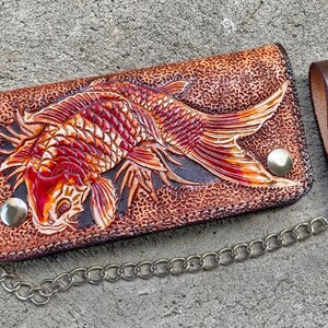 Geschnitzte Leder Herren Biker Brieftasche Kette Karpfen Fisch Punzierte Leder Bifold Brieftasche Western Cowboy Brieftasche Geschenk für ihn Geschenk für Männer Geschenk für Papa