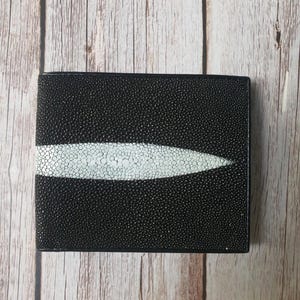 Zwarte pijlstaartrog portemonnee echte pijlstaartrog huid portemonnee gepolijste pijlstaartrog lederen portemonnee exotische portemonnee tweevoudige portemonnee cadeau voor hem cadeau voor haar