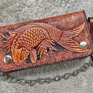 Geschnitzte Leder Herren Biker Brieftasche Kette Karpfen Fisch Punzierte Leder Bifold Brieftasche Western Cowboy Brieftasche Geschenk für ihn Geschenk für Männer Geschenk für Papa