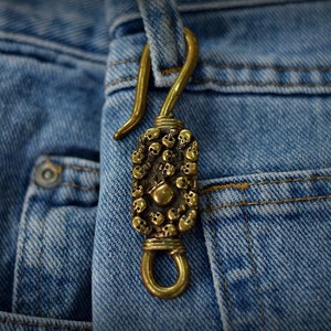 Schädel- massivem Messing Fisch-Haken Biker Schlüsselanhänger Messing-Haken Jeans Schlüsselanhänger Minimalist Schlüsselanhänger Geschenk für ihn Geschenk für Männer