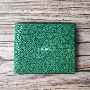 Groene pijlstaartrog portemonnee echte pijlstaartrog huid portemonnee gepolijst pijlstaartrog lederen portemonnee exotische portemonnee tweevoudige portemonnee cadeau voor hem cadeau voor haar