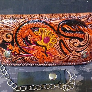 Cartera larga de cuero para motociclista hecha a mano, billetera con cadena y dragón tallado, billetera plegable, regalo de aniversario para él, regalo para hombres, regalo para papá