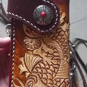 Geschnitzte Leder Herren Biker Brieftasche Kette Karpfen Fisch Punzierte Leder Bifold Brieftasche Western Cowboy Brieftasche Geschenk für ihn Geschenk für Männer Geschenk für Papa