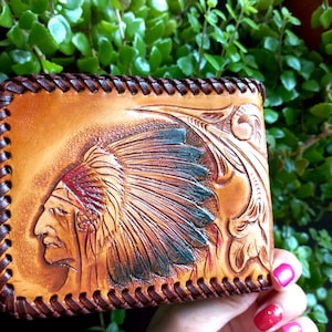 Handgefertigte geschnitzte Lederbrieftasche Florale Brieftasche Western Cowboy Bifold Herren Brieftasche Punzierte Leder Brieftasche Geschenk für Ihn Geschenk für Männer Geschenk für Papa