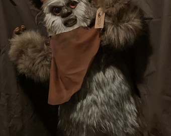 Oso Ewok Estelar hecho a mano, tamaño natural (aproximadamente 90 cm). Criatura de arcilla polimérica, pieza única, hecha en Italia.