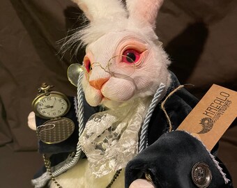 不思議の国のアリスにインスパイアされた手作りの白いウサギの人形（高