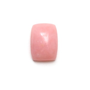 Può includere: Una pietra preziosa di opale rosa di forma quadrata con una superficie liscia e lucida.