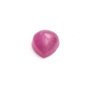 Puede incluir: Una piedra preciosa rosa en forma de coraz&oacute;n con una superficie lisa y pulida.