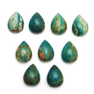 Può includere: Dieci cabochon a forma di goccia di crisoprasio verde, blu e marrone. Le pietre sono lucidate e hanno una finitura liscia e lucida.