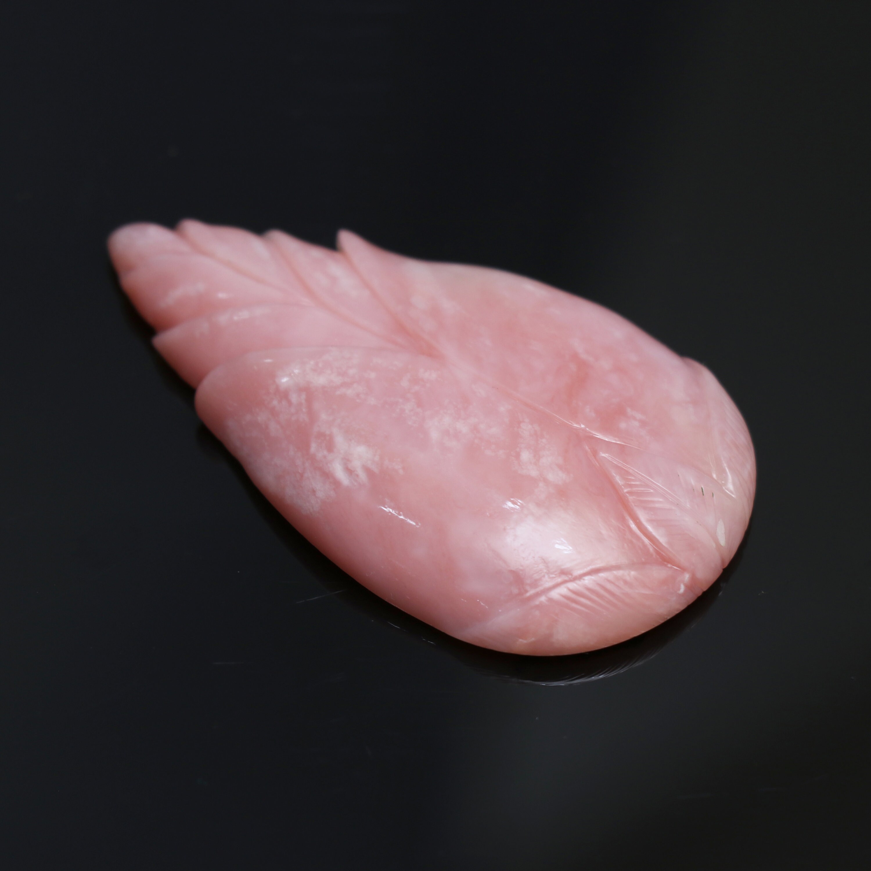 天然ピンクオパールフラワー彫刻ルース宝石、32 x 56 mm、ピンク