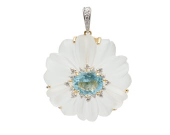 Può includere: Ciondolo a forma di fiore bianco con una gemma blu chiaro al centro, circondata da piccoli diamanti. Il ciondolo ha una cauzione in oro con accenti di diamanti, creando un gioiello elegante.