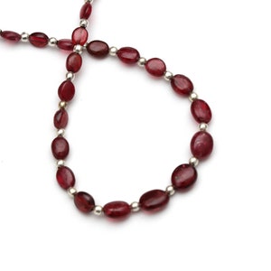 Rode spinel gladde ovale kralen met metalen balletjes-2 x 3 mm tot 4 x 7 mm – rode spinel – edelsteenkwaliteit: volledige streng 8 inch/20 cm, prijs per streng