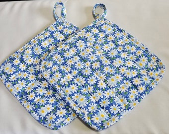 Choice of 2 large blue and white daisy handmade quilted pot holders or 1 potholder/1 mitt.  Wonderful mothers day or house warming gift.
