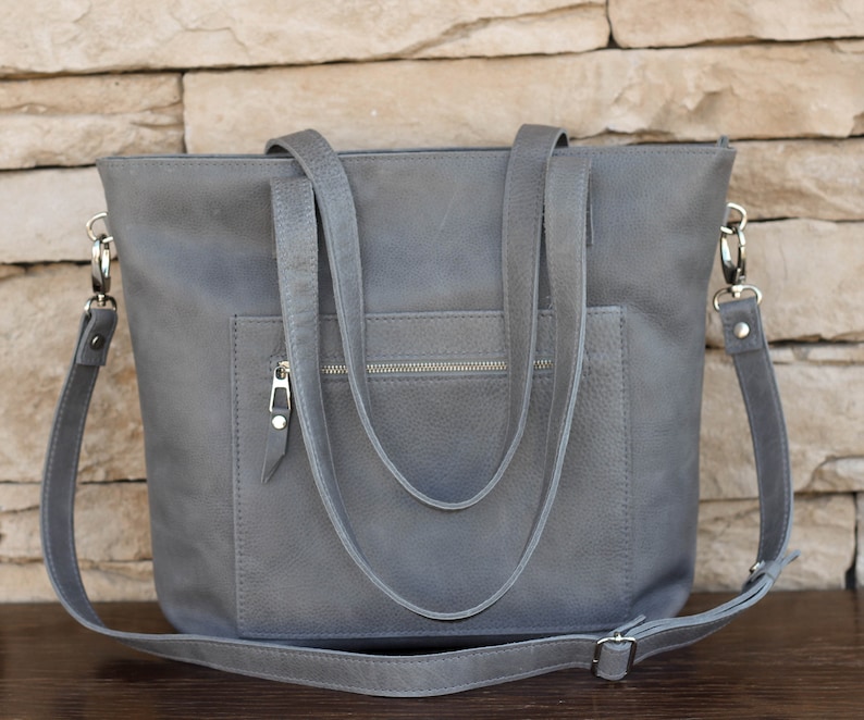 Handmade Italian leather tote with open and zipped exterior pockets, top zipper and long strap in antracite color.