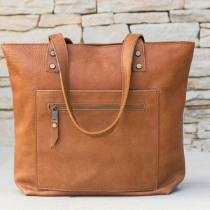 Handmade Italian leather tote with open and zipped exterior pockets, top zipper in mattone color.