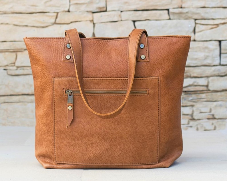 Handmade Italian leather tote with open and zipped exterior pockets, top zipper in mattone color.