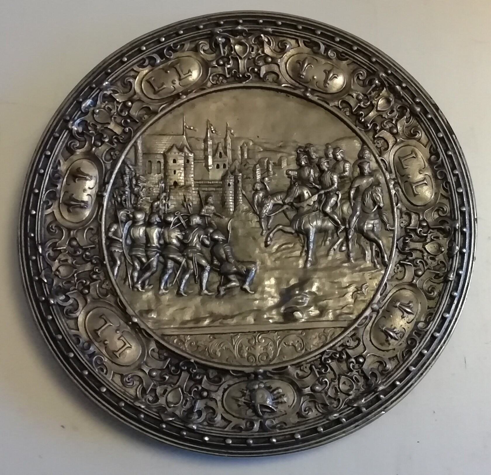 Plat en Fonte de Fer, Xixème , Néo-Renaissance, à Décor Médiéval avec Chateau-Fort, Chevaliers et So