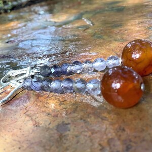 Deep Orange Botswana agaat en gefacetteerde ombré Iolite in hypoallergene sterling zilveren leverback hoepel oorbellen. Handgemaakte edelsteendruppels.