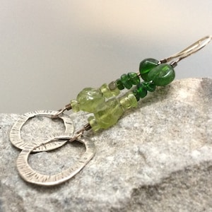 Orecchini a cerchio in argento sterling con peridoto e cromo diopside fatti a mano