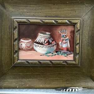 Pintura del suroeste con muñeca Kachina y dos jarrones de barro