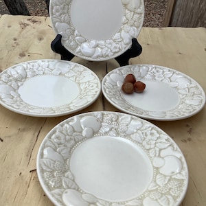 Set of 4 Ivory White Metlox Vernon ware Antiqua 6.5” bread and butter plates