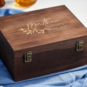 Boîte-cadeau personnalisée en bois, boîte avec nom gravé, boîte souvenir en bois, boîte-cadeau de garçon d'honneur, boîte-cadeau rustique, boîte-cadeau de Noël, cadeau de baptême