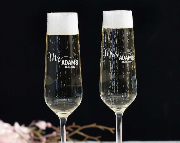 Personalized Set of 2 Champagne Glasses - Engraved Mr and Mrs Champagne Flutes with Monogram Design - Wedding gift - Gift for the couple