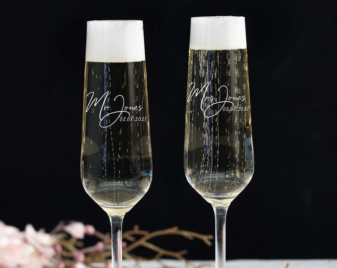 Personalized set of 2 Champagne Glass, Champagne flutes, Mr and Mrs Champagne glasses, Engraved Glass, Monogram Champagne Glass