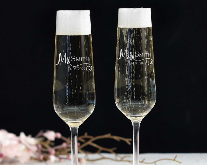 Personalized set of 2 Champagne Glass, Champagne flutes, Mr and Mrs Champagne glasses, Engraved Glass, Monogram Champagne Glass