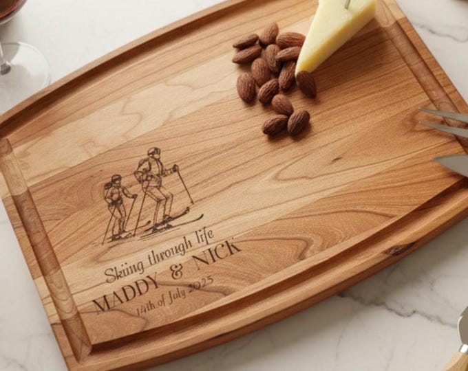 Personalized Cutting Board – Skiing Couple: Custom Engraved Charcuterie Board, Housewarming, Winter Kitchen Decor, Gift for The Couple